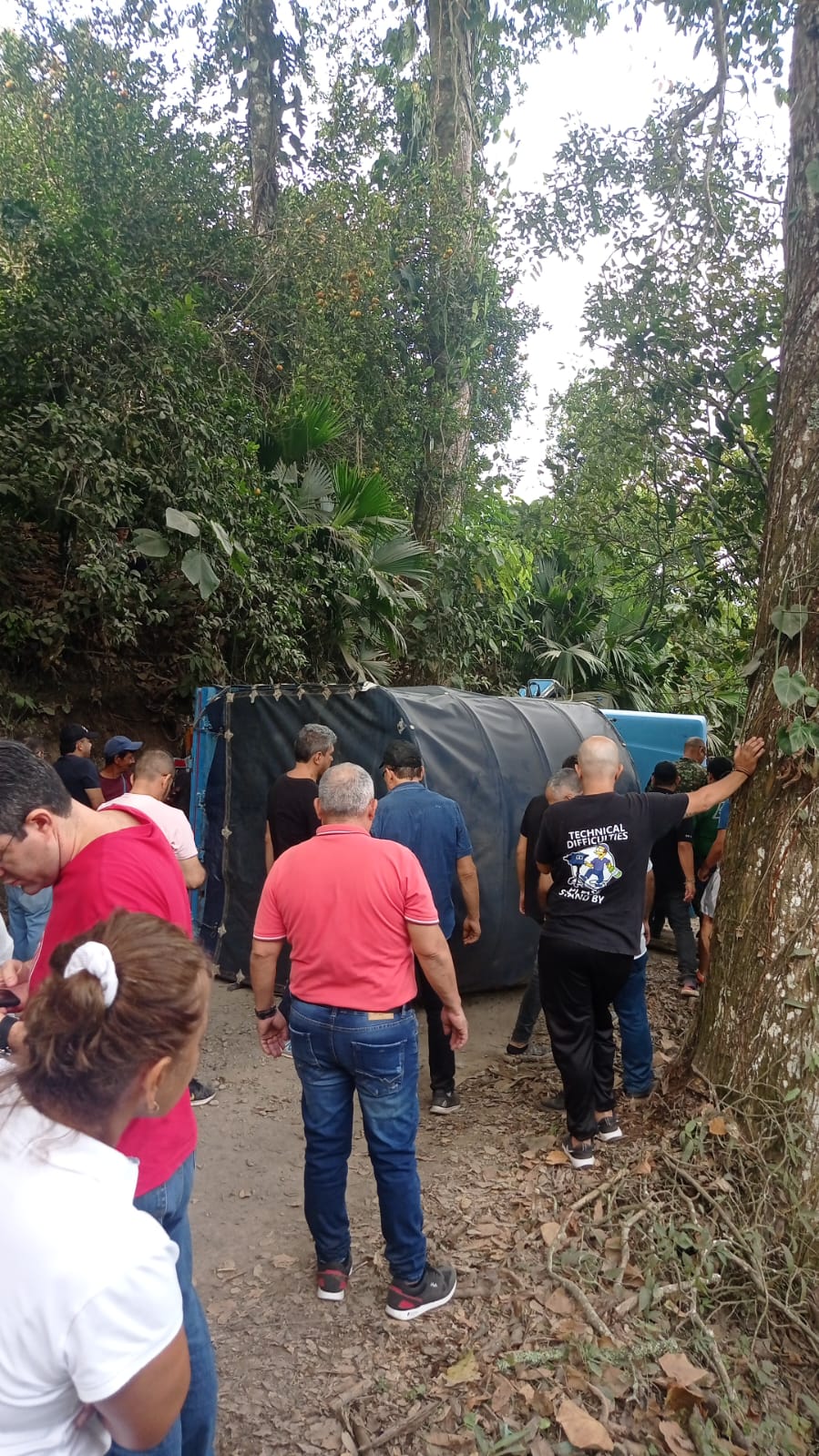 Camión volcado taponó ruta terciaria que comunicaba Bucaramanga con