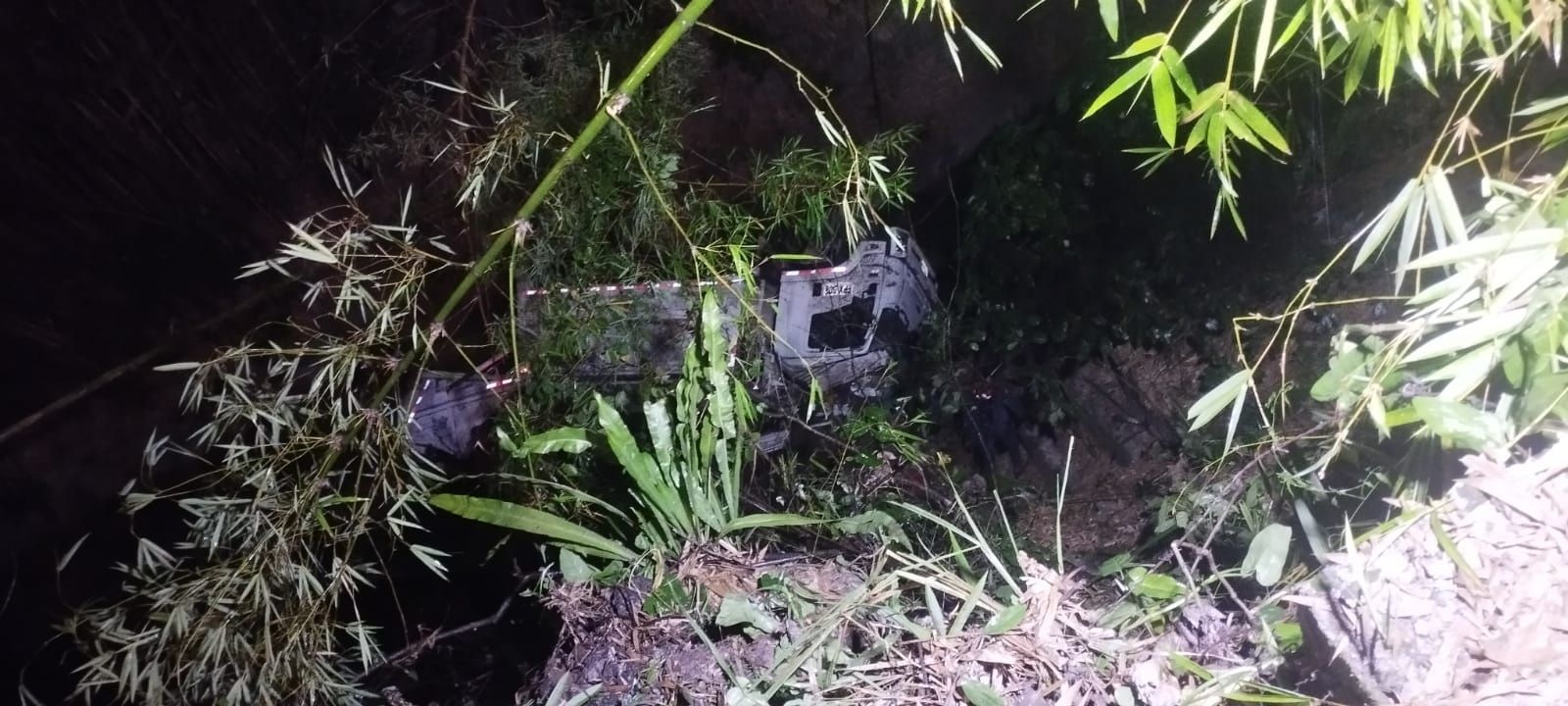 Camión recolector de basura se  fue a una cañada en Floridablanca