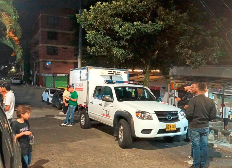 Joven fue hallado muerto en un baño, apuñalado presuntamente por sus amigos