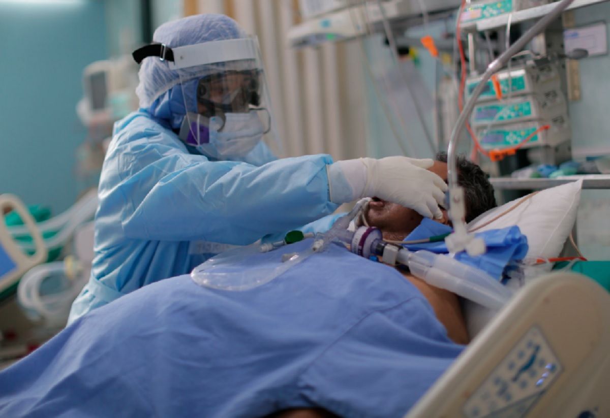 Apuñalado y golpeado con un bloque de cemento lucha por su vida