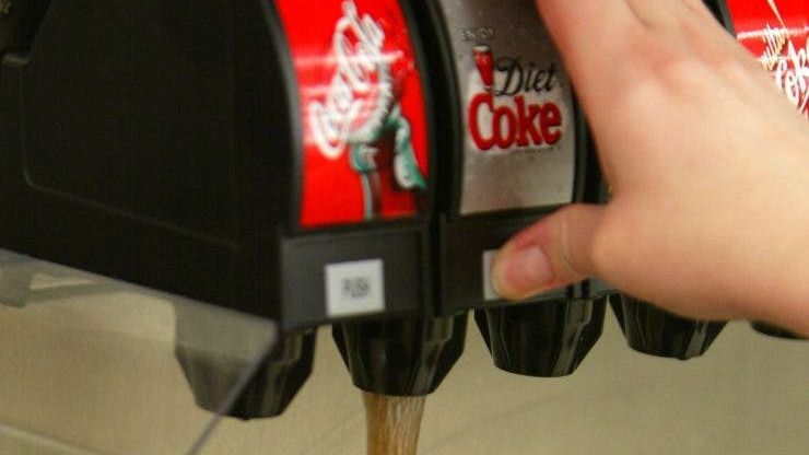 Ya no podrá rellenar : McDonalds eliminará autoservicios de refrescos