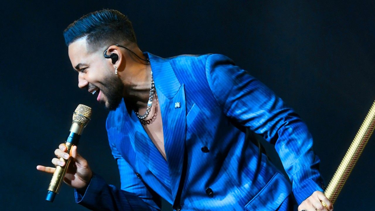 Romeo Santos cantó con un policía en su concierto en Medellín