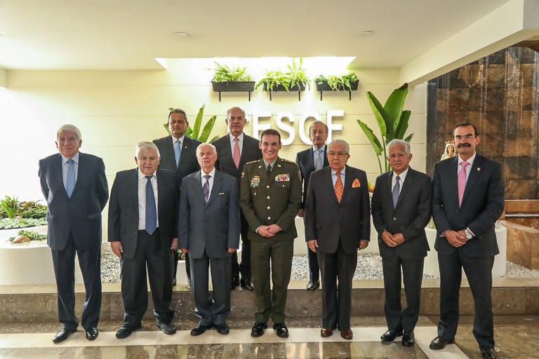 Exdirectores de la policía están preocupados por futuro del país