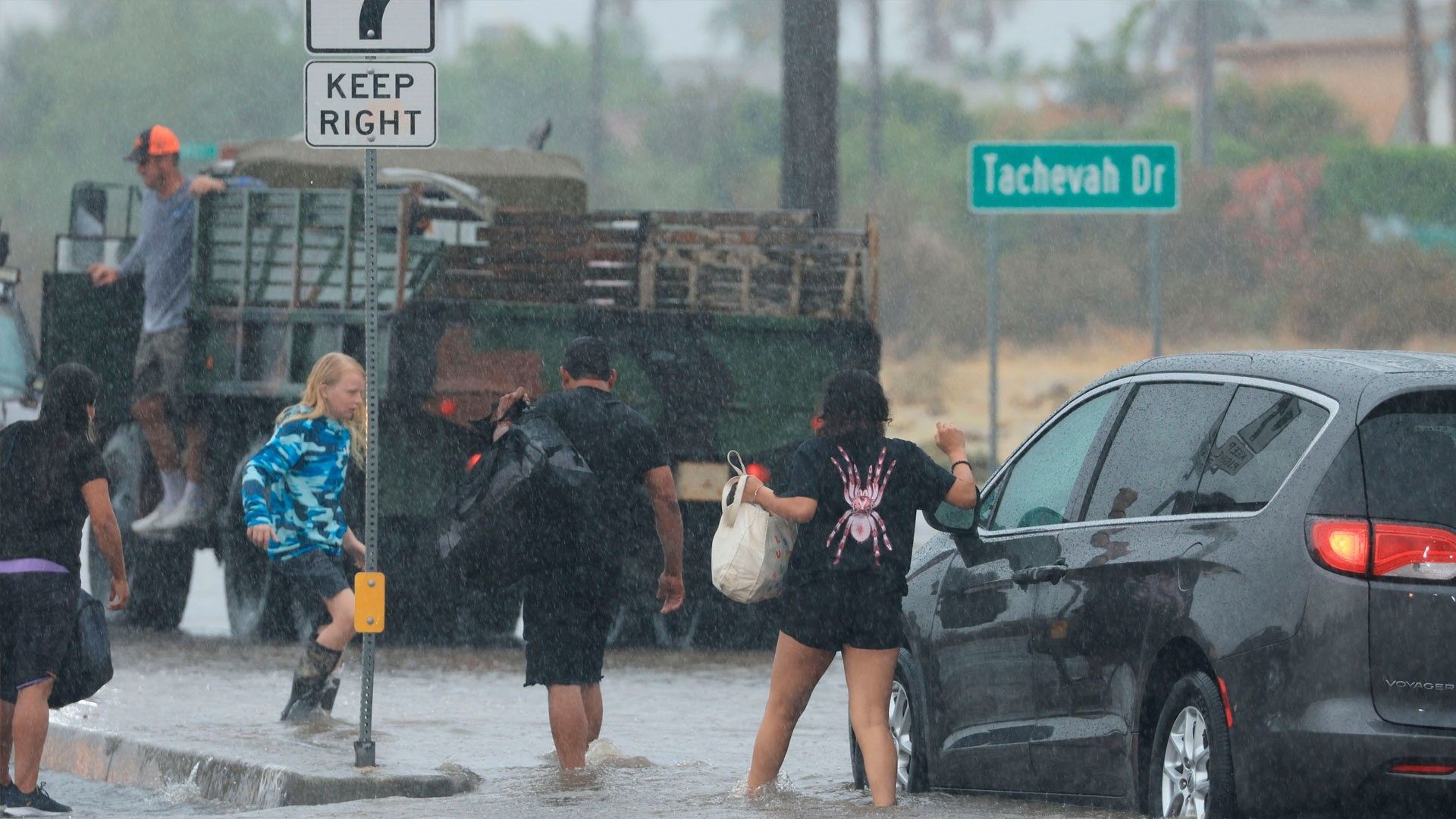 Imponente tormenta en Phoenix, Arizona ha arrasado con casas, carros y personas
