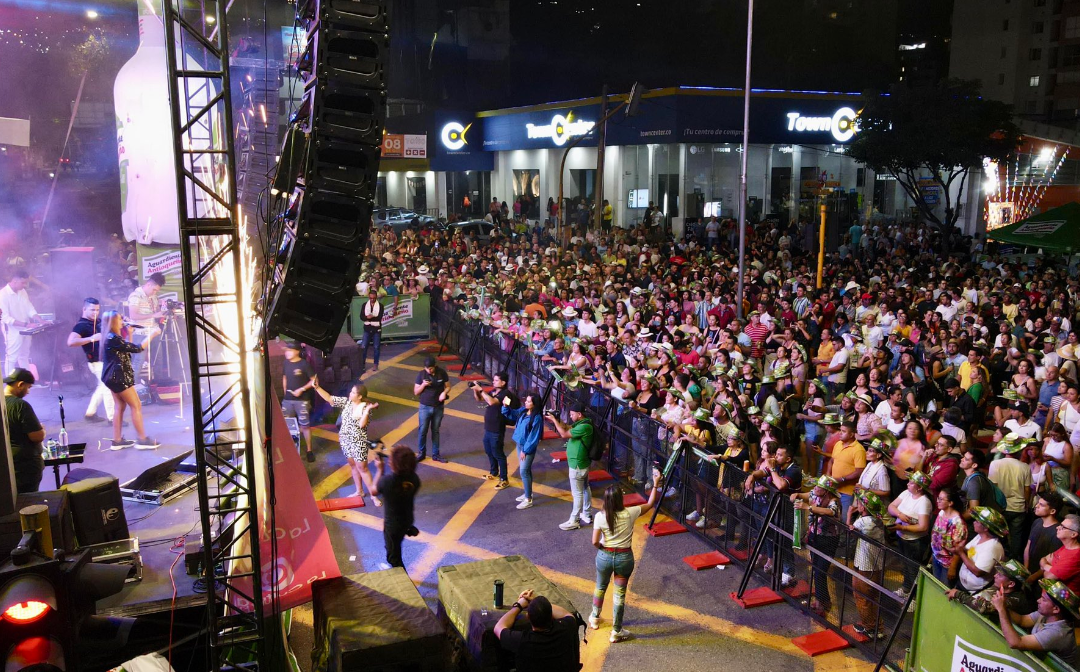 Miles de ciudadanos disfrutaron de las tarimas en la carrera 27