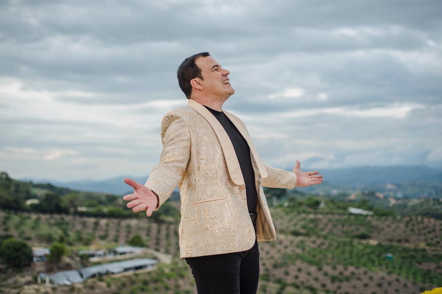 Tuko Cáceres con su versión de un éxito de Antonio Aguilar