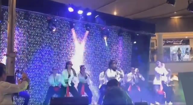 VIDEO. 3 bailarines siguen graves tras caída de tarima