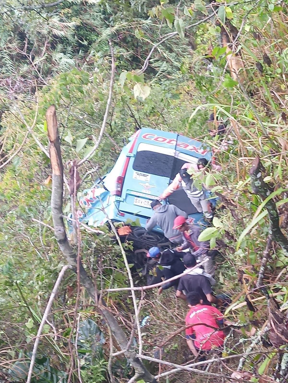 Buseta se volcó en la vía Bucaramanga - Cúcuta