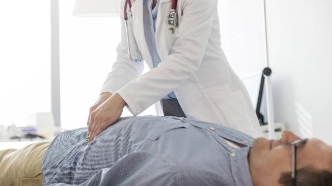 Cáncer de colon: síntomas que lo diferencian de molestias estomacales