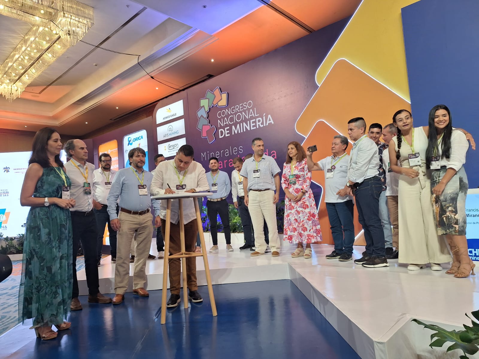 Pequeños Mineros de Santander materializan acuerdo de coexistencia