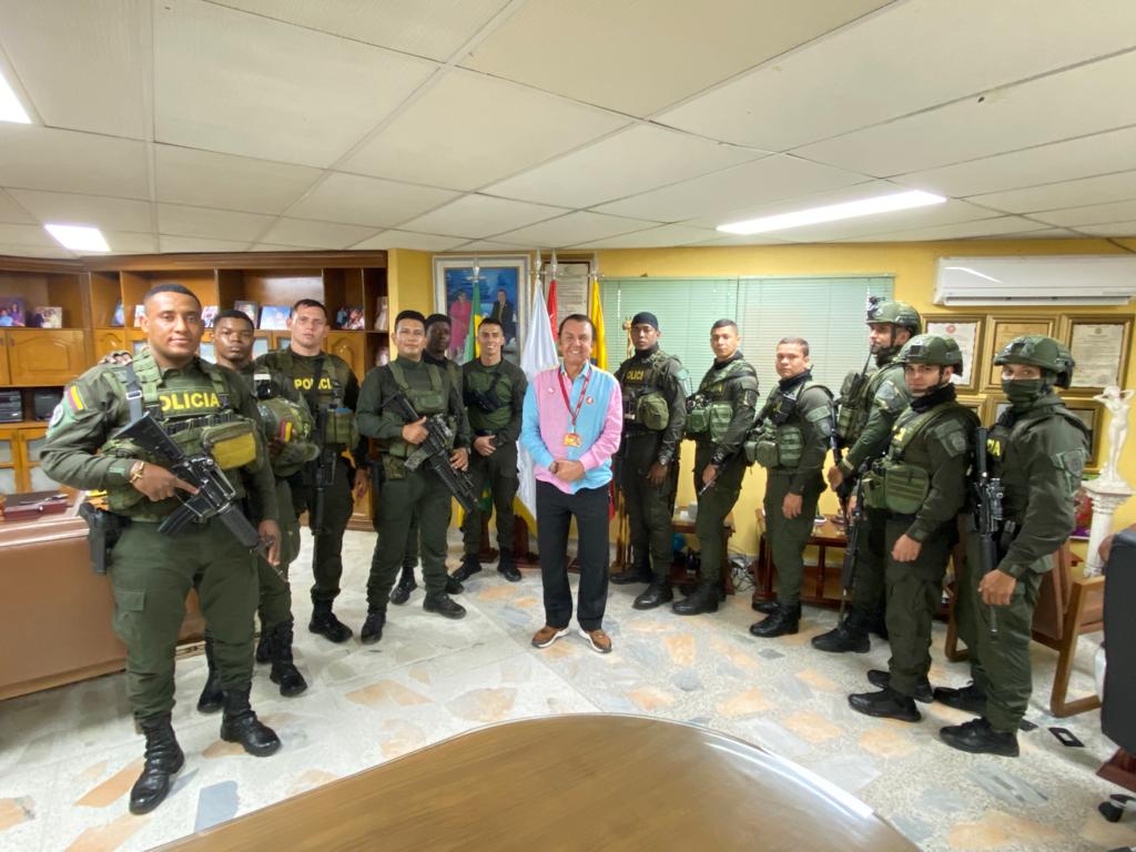 Personal de Espumas Santander respalda a la Policía Nacional