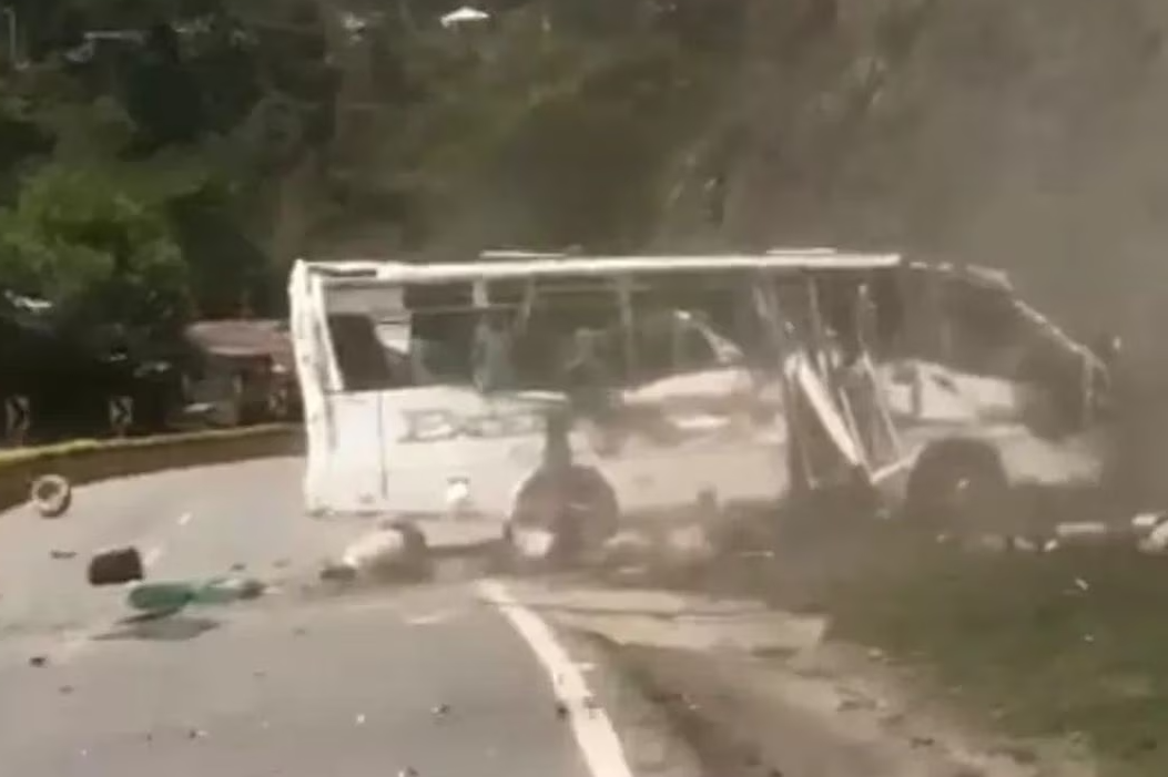 Quedó filmado accidente de un bus que dejó 2 muertos y 20 heridos