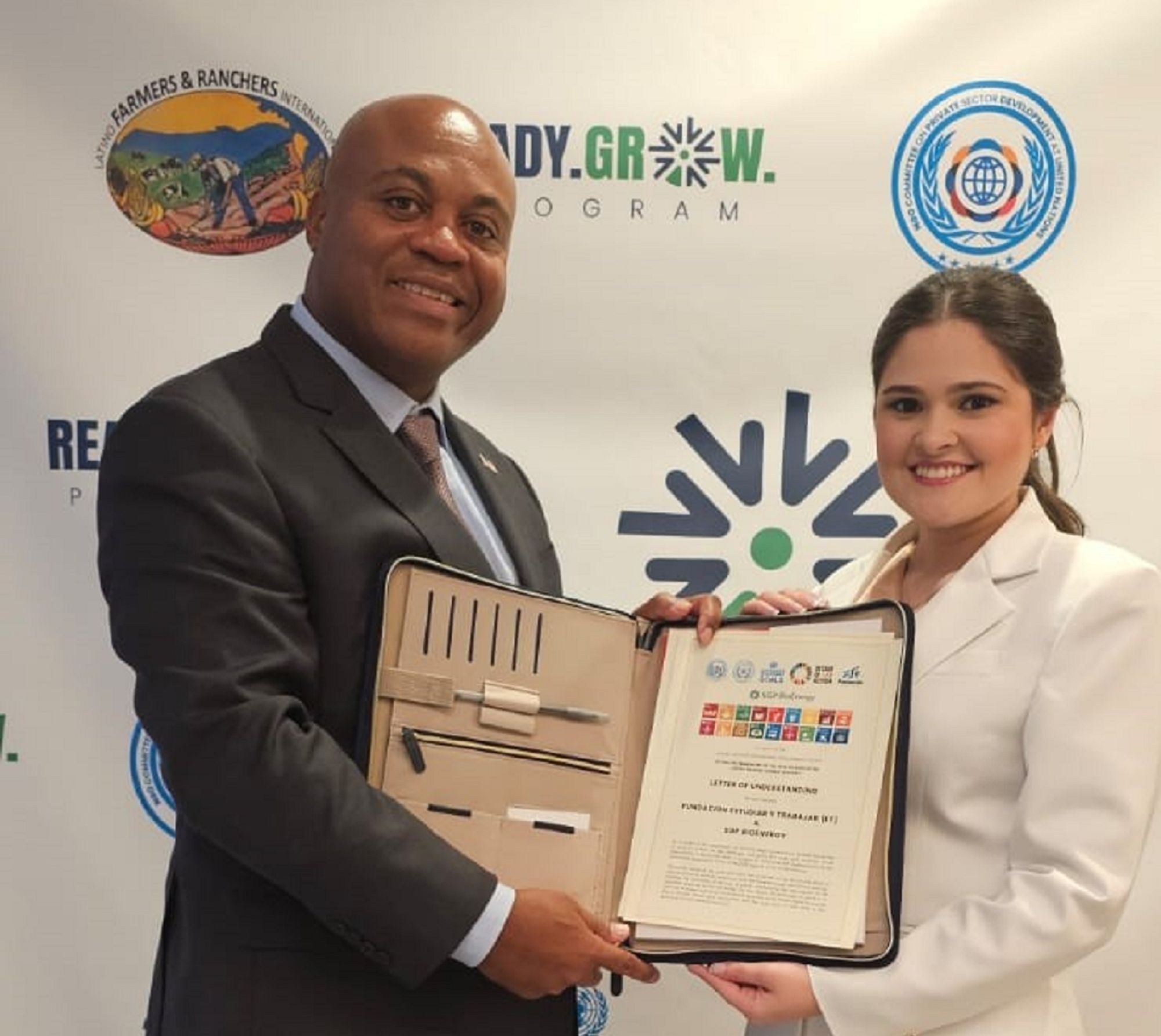 María Angélica Gómez Prada de Zapatoca a Embajadora NGO