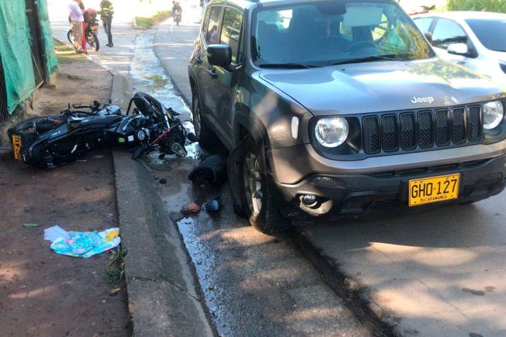 Motorizado entre la vida y la muerte por choque en Lomas del Viento