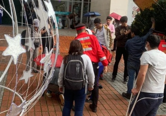 Decoración navideña cayó sobre adulta mayor y está en delicado estado de salud
