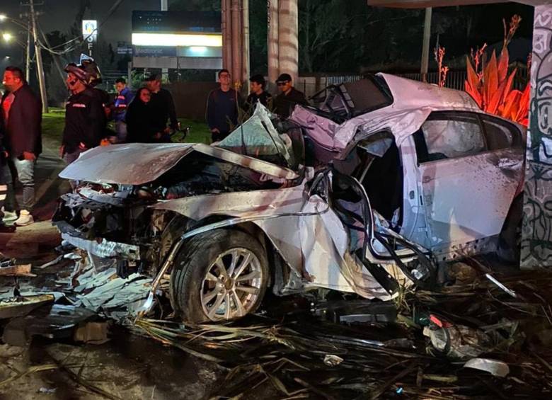 Menor de edad conviritó un BMW en chatarra al estrellarse