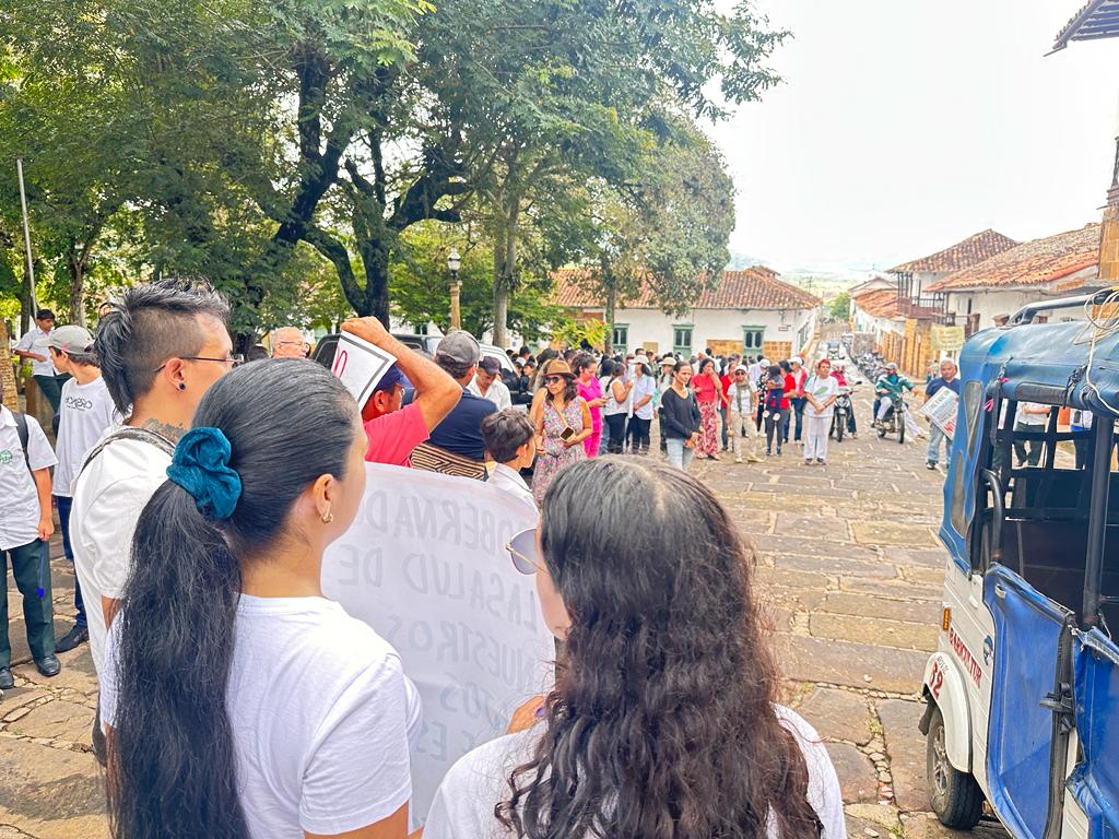 Anuncian protesta en Santander por colegio que está envenenando a sus estudiantes