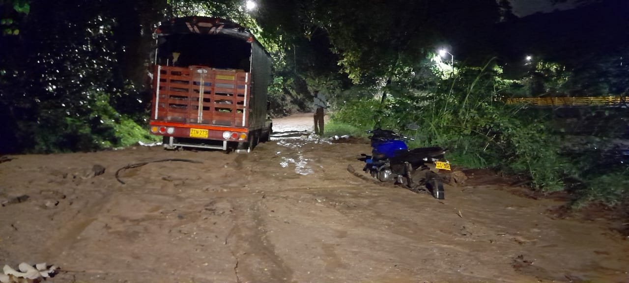 Debido a enormes derrumbes se taponaron varías vías en santander