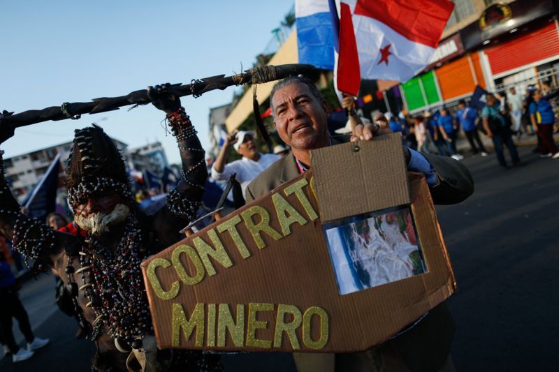 Panamá enfrenta crisis por huelgas contra la minería