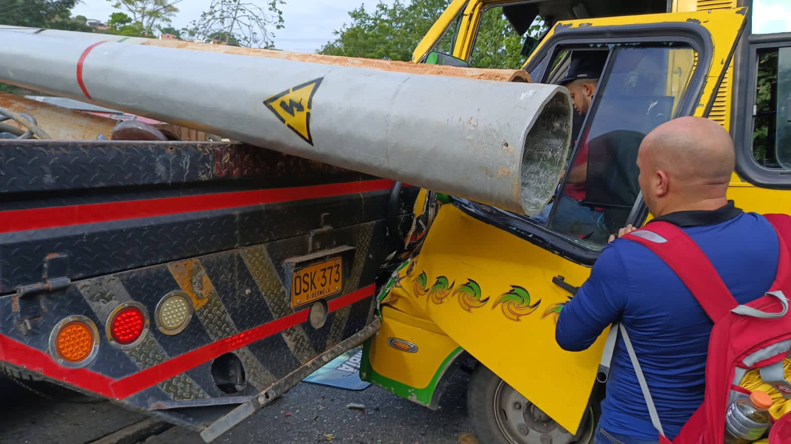 Bus y vehículo de carga colisionaron en La Cemento