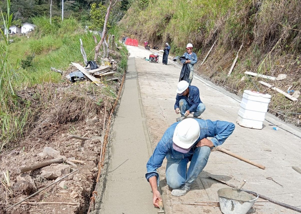 En Santander denuncian a un contratista por dejar las placa huella incompletas