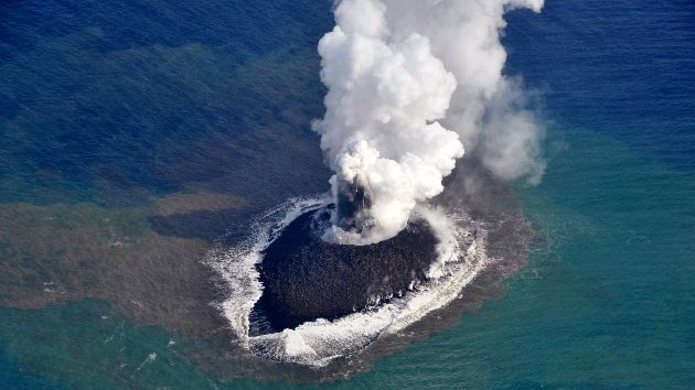 Emerge un nuevo islote tras la erupción de un volcán