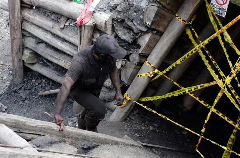 Buscan equipos para encontrar a tres mineros desaparecidos