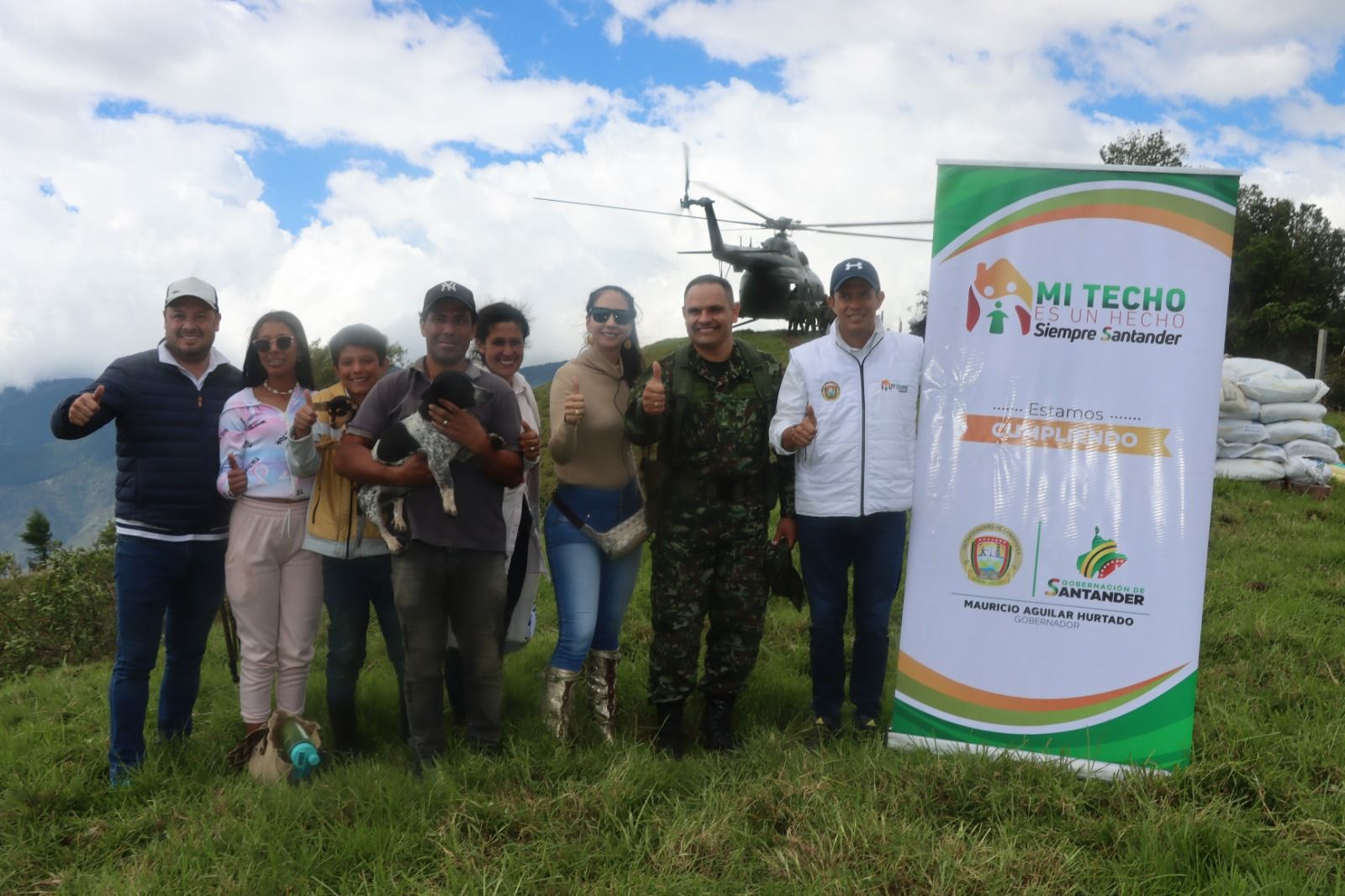 En helicóptero 'llegó' casa nueva para una familia de California, Santander