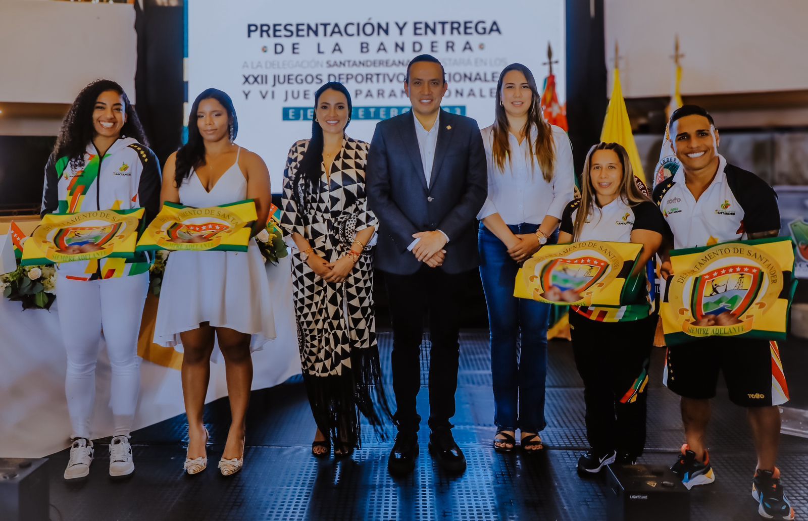 Gobernador entregó bandera a deportistas santandereanos