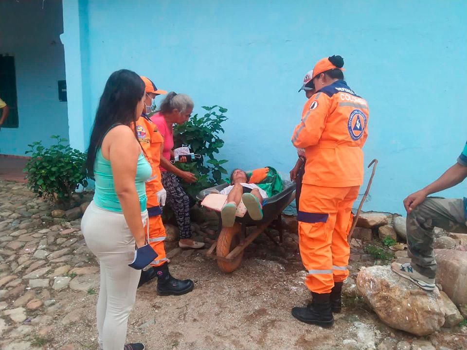 Defensa Civil en Piedecuesta rescató a abuelita que intentaba llegar en carretilla al médico