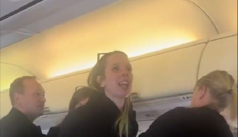 Mujer afirmó ser víctima de trata de personas en medio de un vuelo