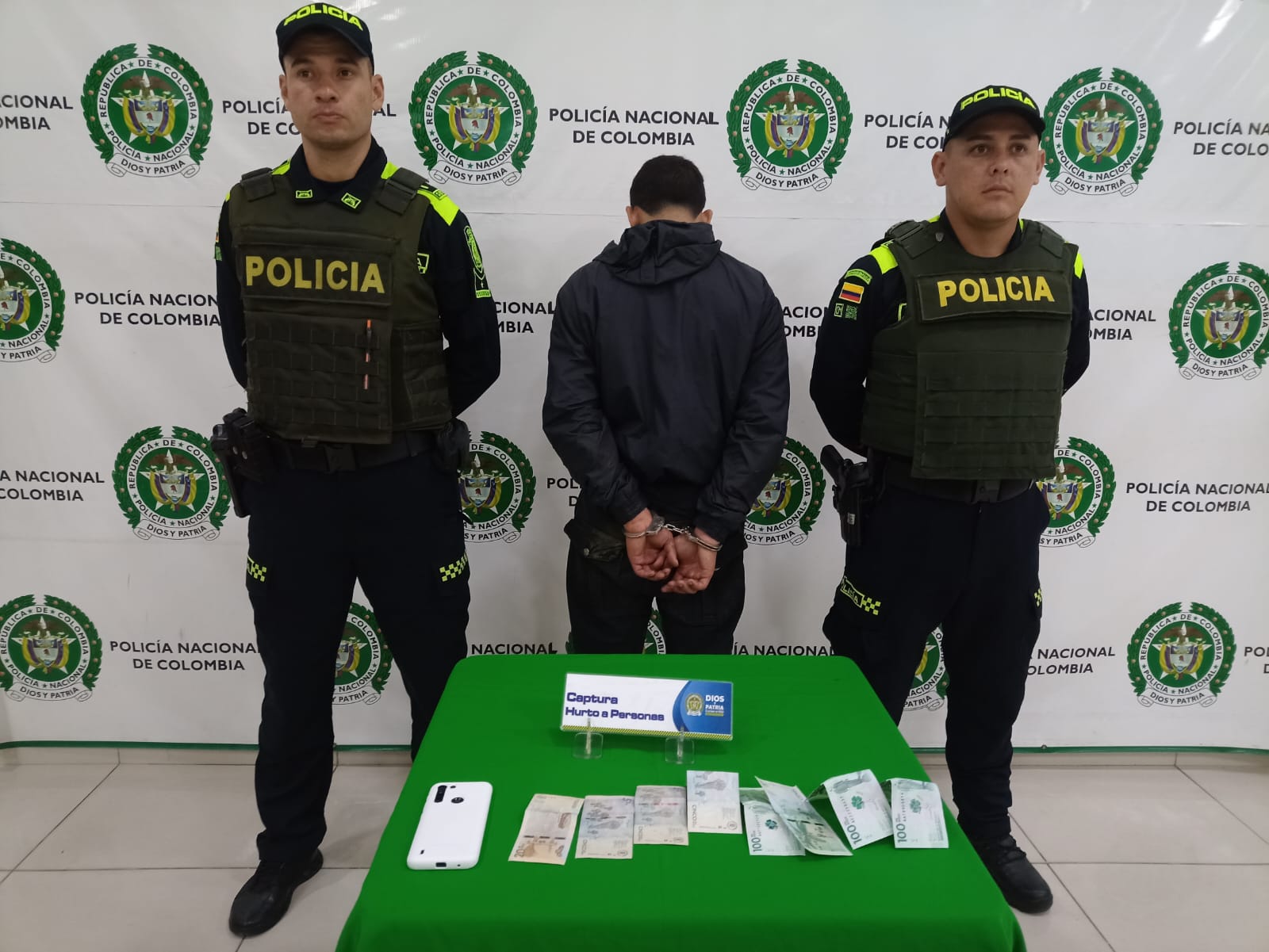 Comunidad atrapa y destruye la motocicleta de un delincuente en Sotomayor