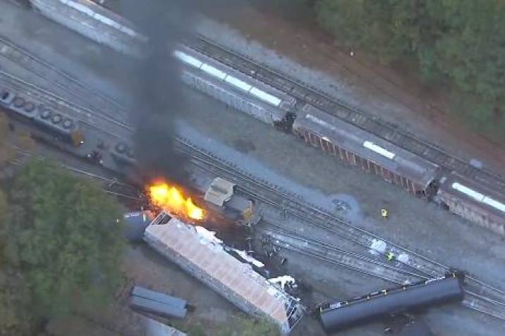 Tren que transportaba diesel provoca grave incendio en Atlanta