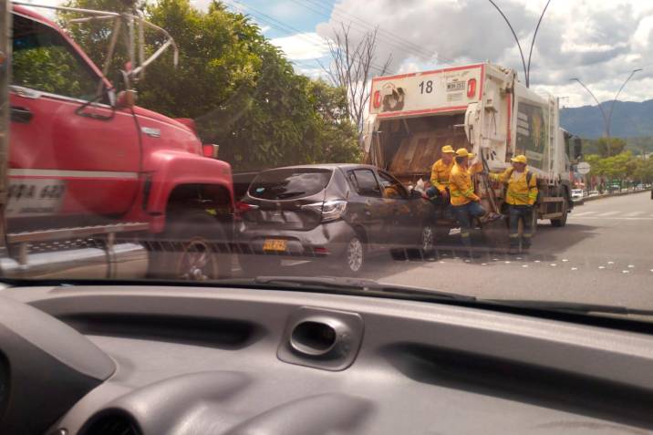 Camión de basura se chocó llegando al Carrasco