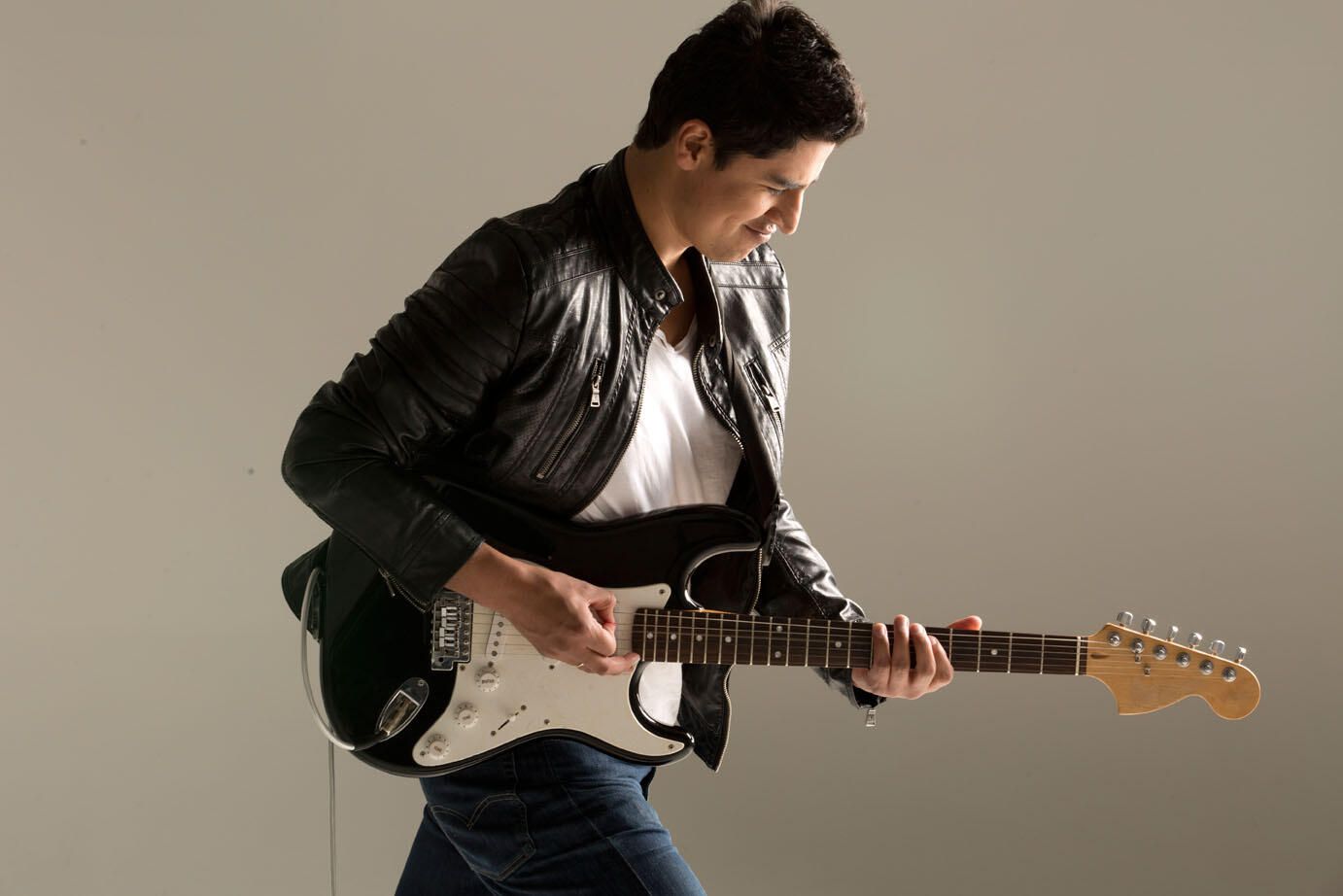 Cris Vélez presenta “Noche Buena”