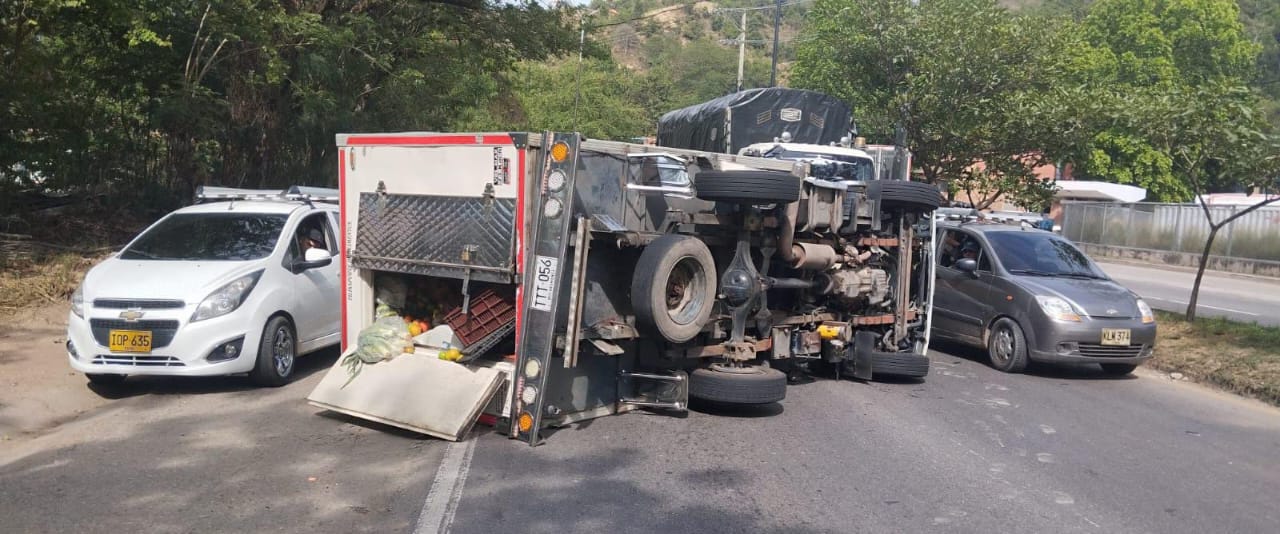 El anillo vial entre Girón y Floridablanca colapsó por una tractomula volcada