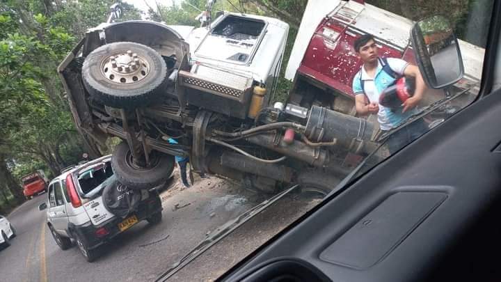 Camión volcado colapsó movilidad en Rionegro