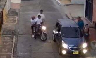 Hampones lo robaron en la puerta de su casa