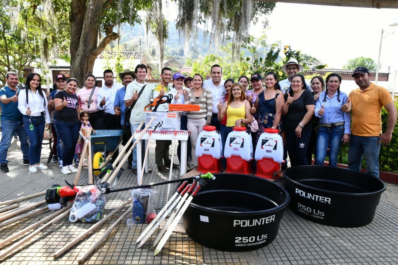 Entrega de ayudas agrícolas a campesinos de Aratoca (S)