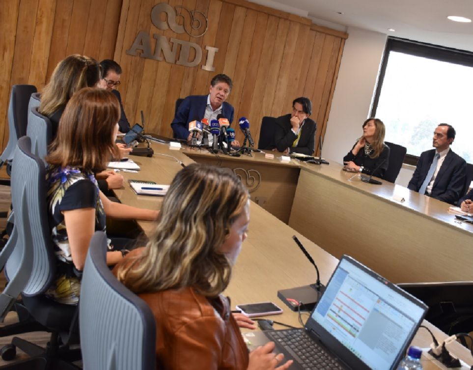 Salario mínimo debe basarse en inflación y tasas de interés