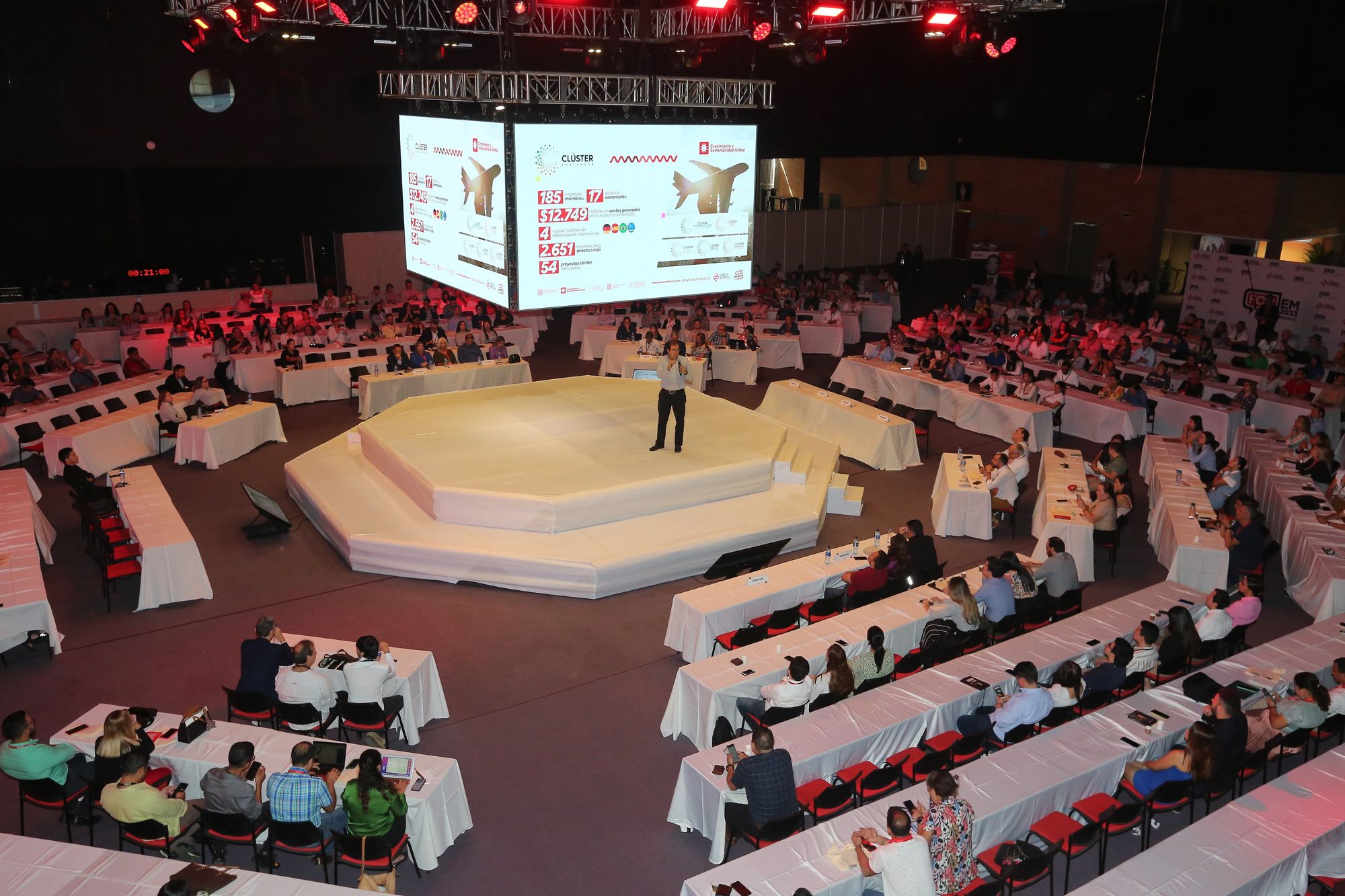 Empresarios y líderes regionales juntos en un enriquecedor espacio