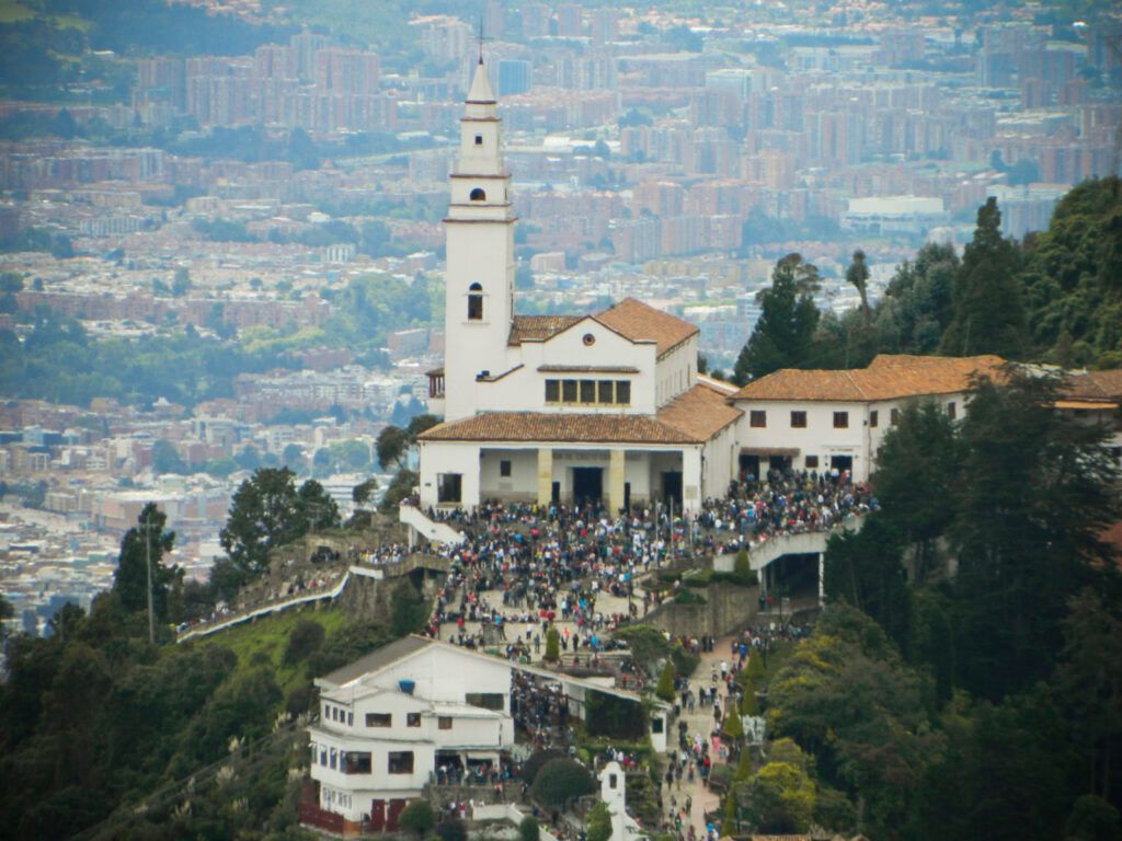 Diez personas están desaparecidas tras paseo en Monserrate