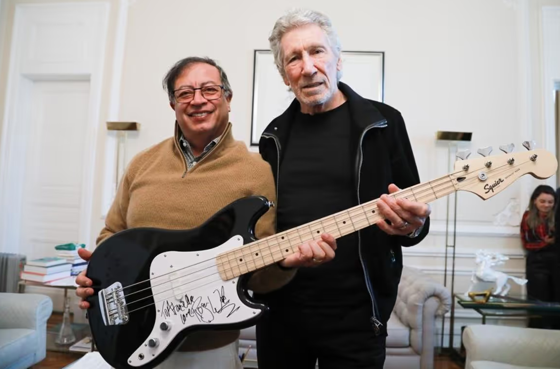 Roger Waters se reunió con Petro y  hasta le regaló una guitarra autografiada
