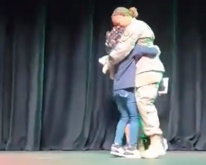 Madre soldado planifica sorpresa especial para abrazar a su hija