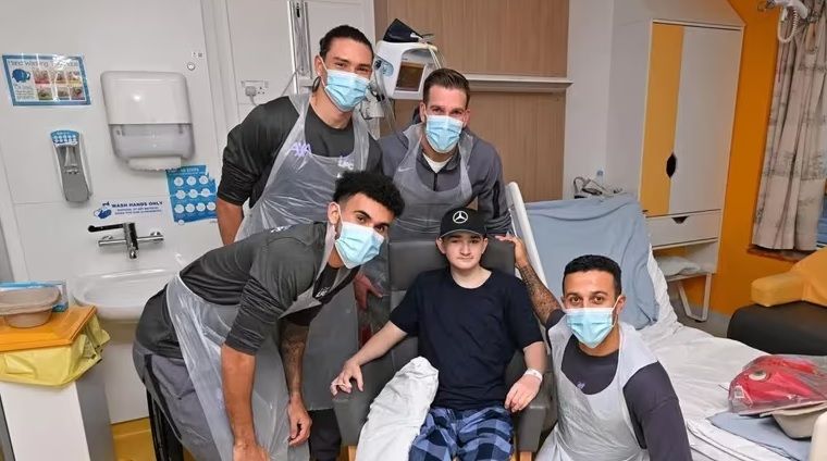 Luis Díaz y Liverpool regalan sonrisas en hospital de Inglaterra