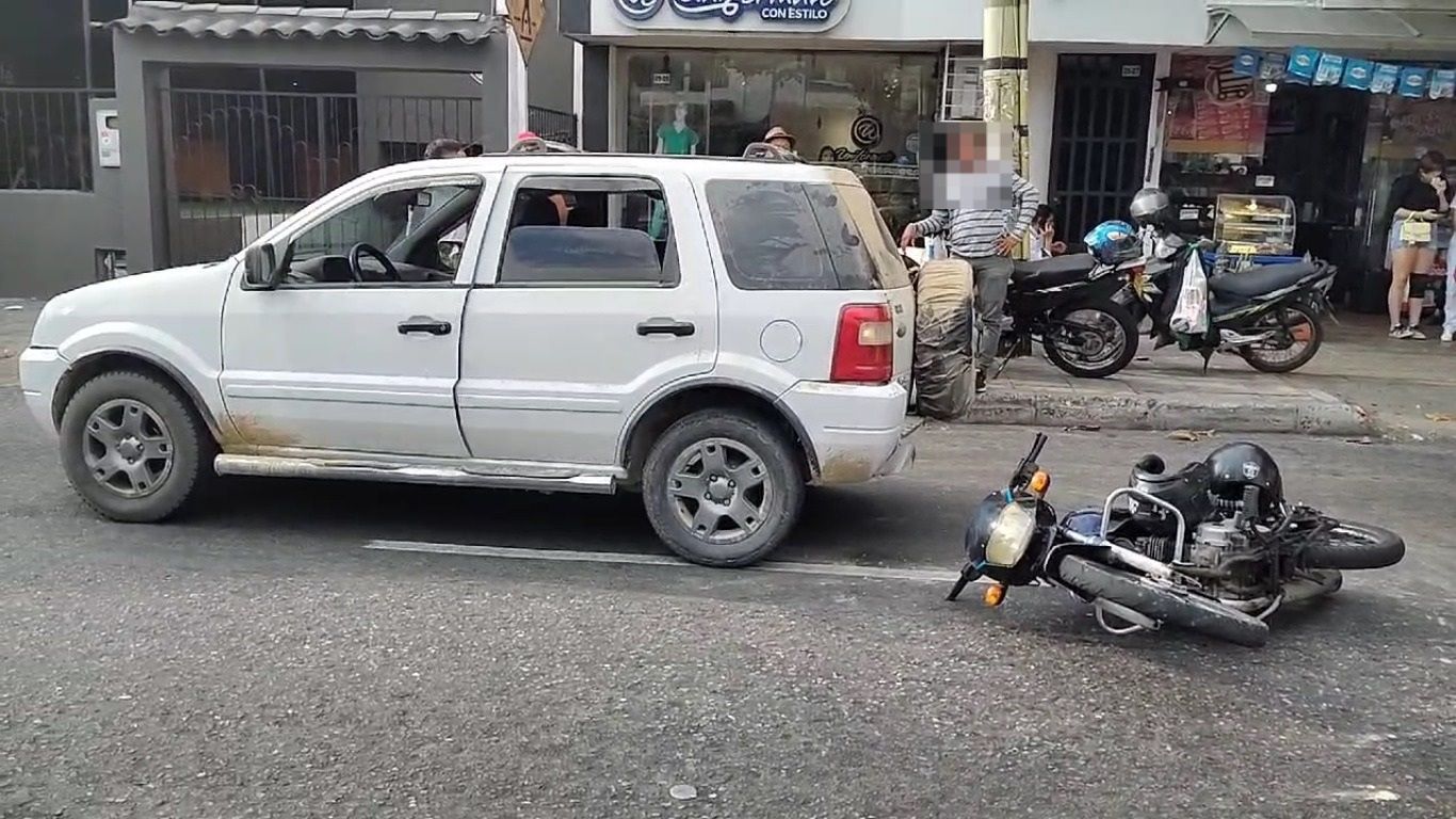 VIDEO. Choque entre camioneta y motocicleta desata maniobras peligrosas en Provenza