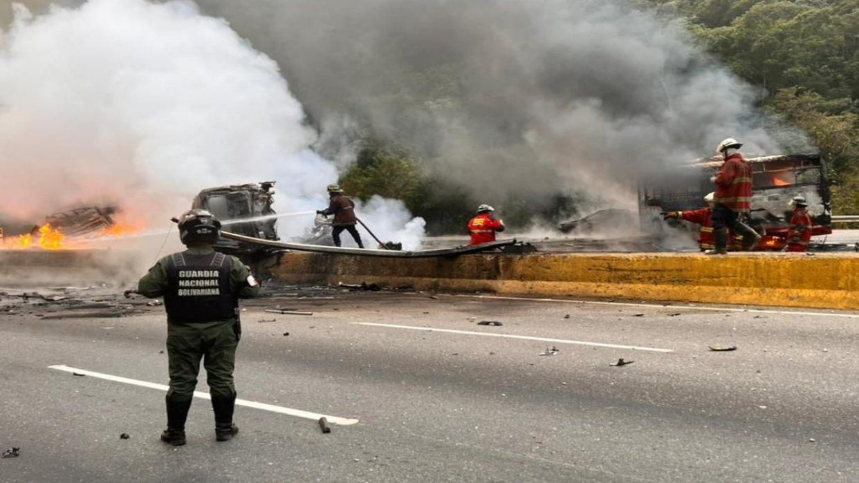 Ocho muertos por incendio de camión en Caracas