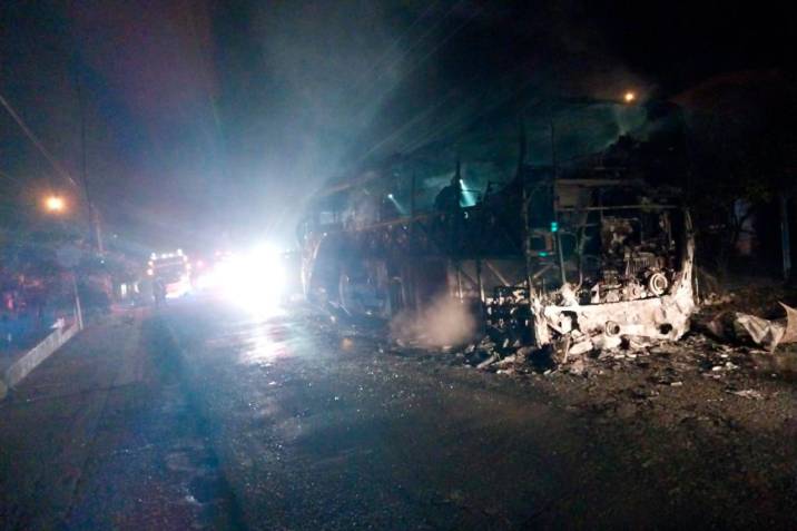 Bus se incineró por completo en la vía Bucaramanga - San Alberto