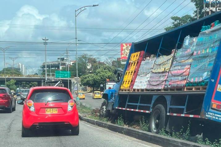 Camión de gaseosas colapsó la movilidad en la autopista Floridablanca - Bucaramanga