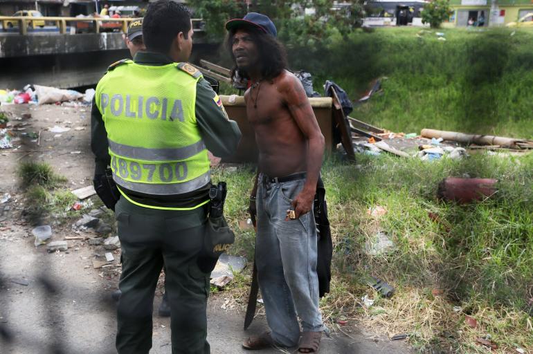 Policía rescata niños abandonados con habitante de calle; su mamá ebria los reclama